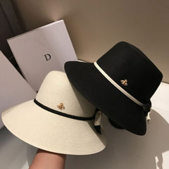 WA182 Straw natural hat with bee and bow in White