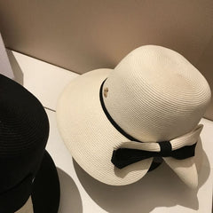 WA182 Straw natural hat with bee and bow in White