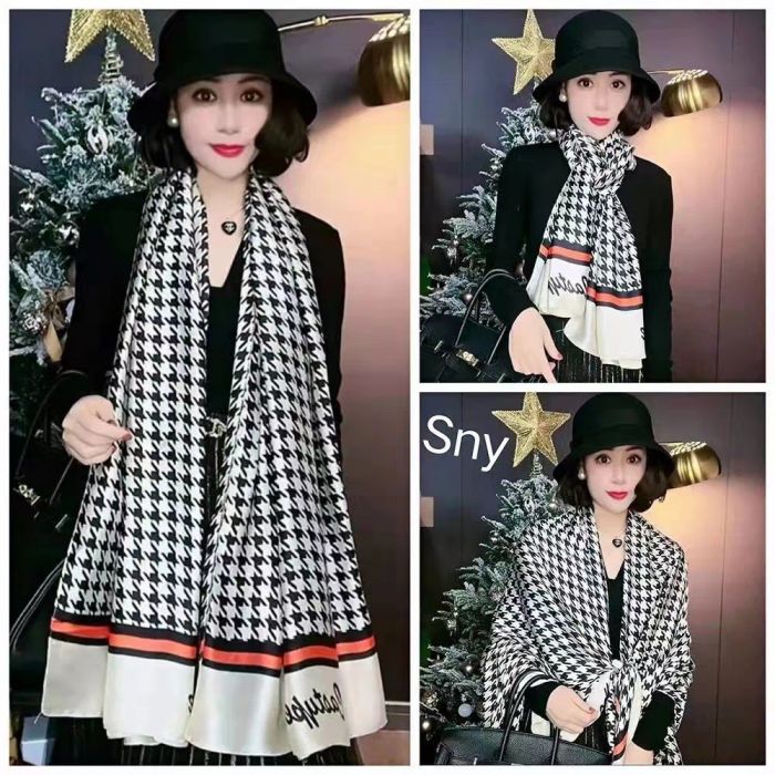 TT280 dogtooth check satin scarf in Black White