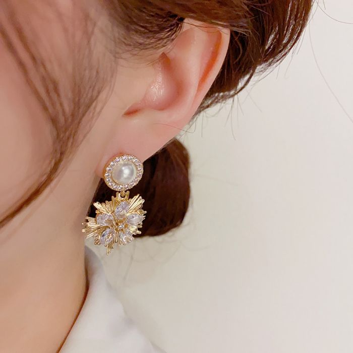EUR449 Crystals flowers and pearl earrings in Gold
