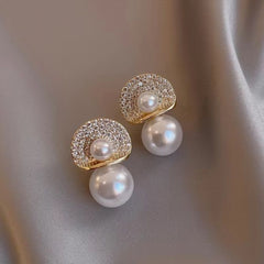 Elegant Pearl and Diamond Stud Earrings in Gold EUR418