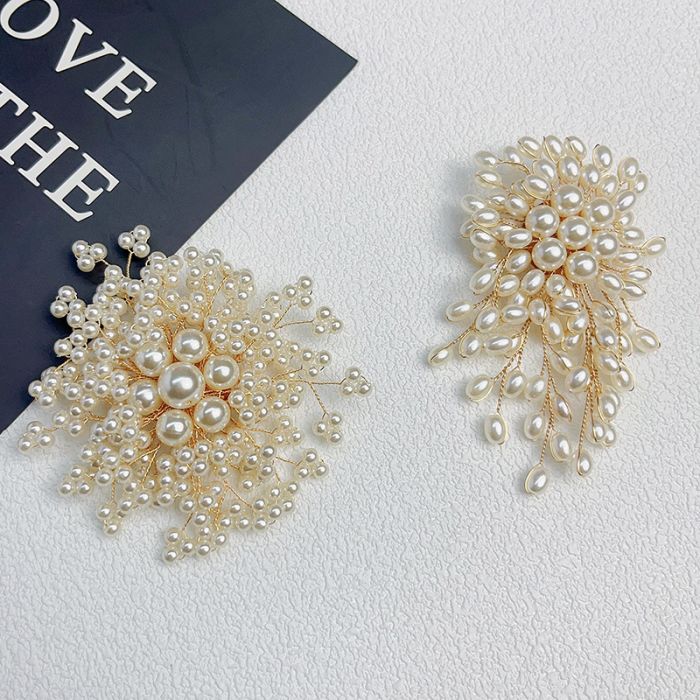 Delicate Ivory Pearly and Gold Brooch 1577