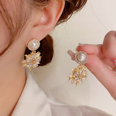 EUR449 Crystals flowers and pearl earrings in Gold