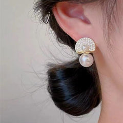 Elegant Pearl and Diamond Stud Earrings in Gold EUR418