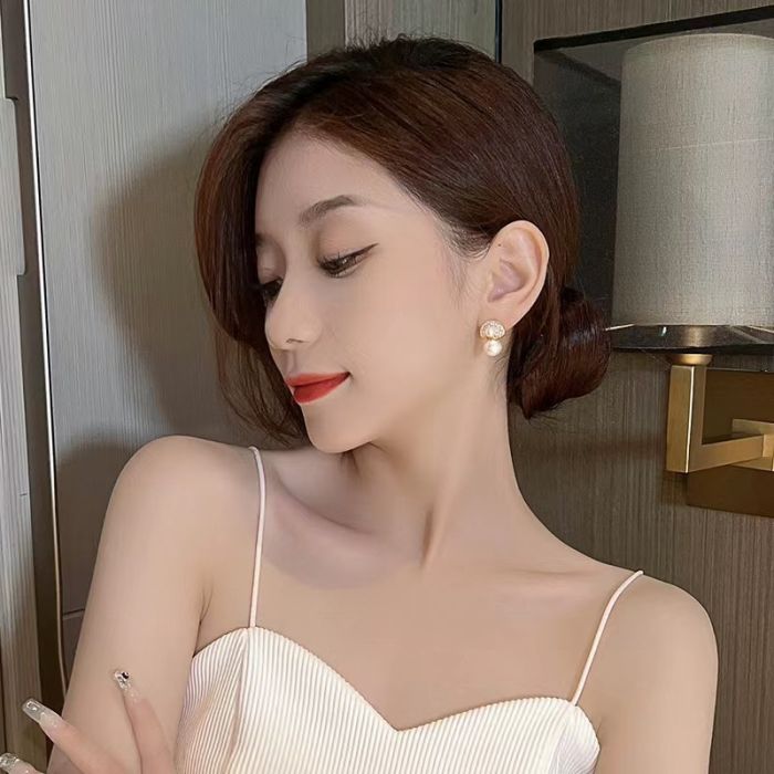 Elegant Pearl and Diamond Stud Earrings in Gold EUR418