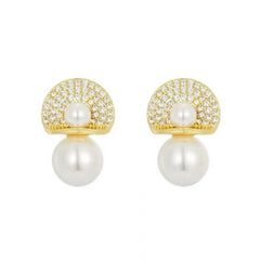 Elegant Pearl and Diamond Stud Earrings in Gold EUR418